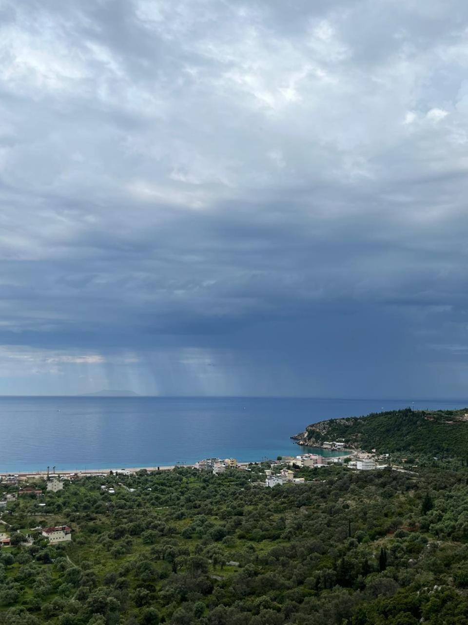 Wait 'N Sea Hotel Himare Exterior photo